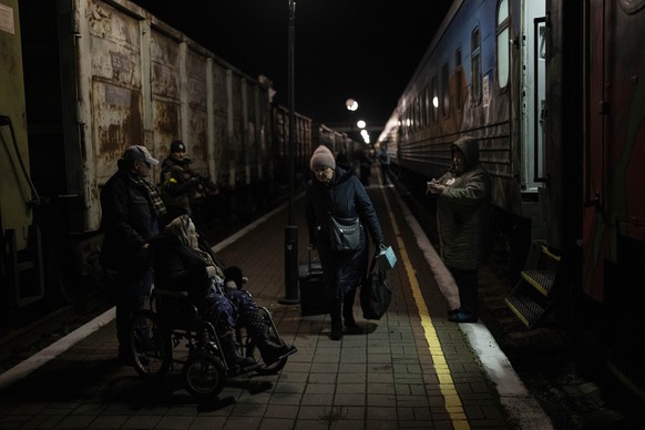 21.11.2022, Ukraine, Cherson: Ukrainer steigen im Bahnhof von Cherson in der S