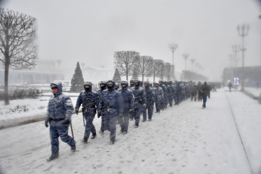 04.12.2023, Russland, Moskau: Soldaten der russischen Nationalgarde gehen bei starkem Schneefall durch die «VDNKh», eine Ausstellung der Errungenschaften der Volkswirtschaft. Ein Rekordschneefall hat  ...
