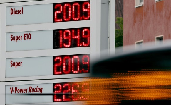 Preise für Kraftstoffe sind an einer Tankstelle angezeigt. Die Wirkung der Steuerentlastung auf Kraftstoffe schmilzt immer weiter dahin. Im bundesweiten Tagesdurchschnitt war Diesel nur noch 5,2 Cent  ...