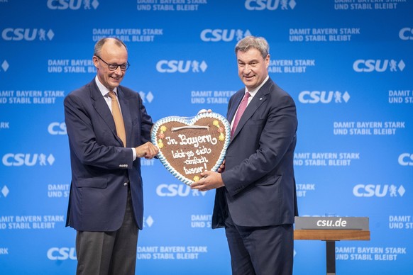 CSU-Parteitag in München kurz vor der Landtagswahl 2023 Markus Söder, designierter Spitzenkandidat und amtierender Ministerpräsident von Bayern, mit Friedrich Merz, CDU-Parteivorsitzender - Markus Söd ...