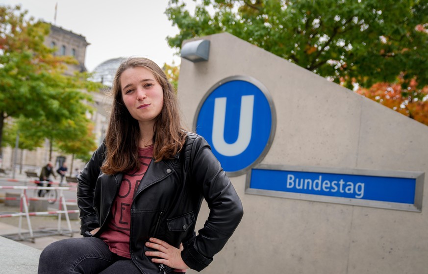 Emilia „Milla“ Fester von Bündnis 90/Die Grünen sitzt vor dem Reichstagsgebäude auf der Mauer der U-Bahnstation Bundestag. Fester ist mit 23 Jahren die jüngste Abgeordnete im neugewählten Deutschen Bu ...