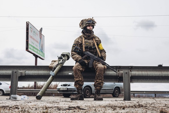 Ein ukrainischer Soldat nahe der Stadt Irpin. 