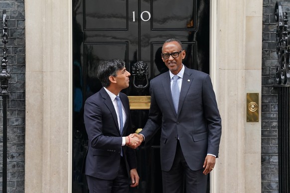 09.04.2024, Gro�britannien, London: Rishi Sunak (l), Premierminister von Gro�britannien, empf�ngt Paul Kagame, Pr�sident von Ruanda, zu Gespr�chen in der Downing Street 10. Foto: Stefan Rousseau/PA Wi ...