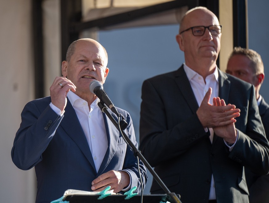 02.06.2023, Brandenburg, Falkensee: Bundeskanzler Olaf Scholz (M, SPD) spricht nach seinem Besuch bei der Landesvertreterversammlung auf dem Europafest vor der Stadthalle. Im Hintergrund steht Dietmar ...