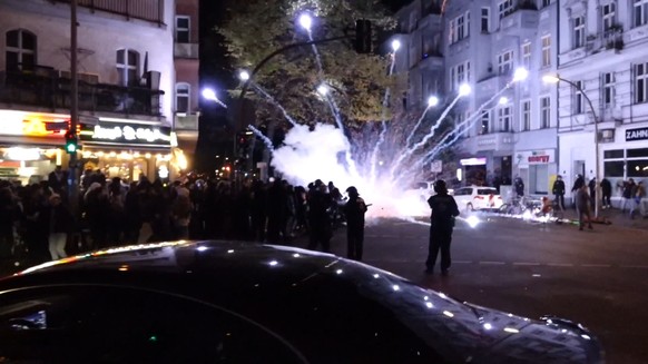 19.10.2023, Berlin: Teilnehmer einer verbotenen Pro-Pal�stina-Demonstration z�nden im Bezirk Neuk�lln Pyrotechnik. Foto: Schreiner/K�uler/TNN/dpa +++ dpa-Bildfunk +++