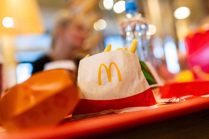 Highway illustrations in Poland - 06 Aug 2023 MC Donalds restaurant logo is seen on the paper bag on A1 Amber One Highway in Poland. A1 - Amber 1 Highway Poland Copyright: xMateuszxSlodkowskix/xSOPAxI ...