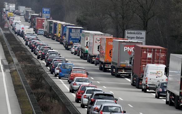 29.03.2018, Niedersachsen, Bissendorf: Personenwagen und LKW stauen sich auf der A 352 in Fahrtrichtung Norden. Foto: Holger Hollemann/dpa +++ dpa-Bildfunk +++