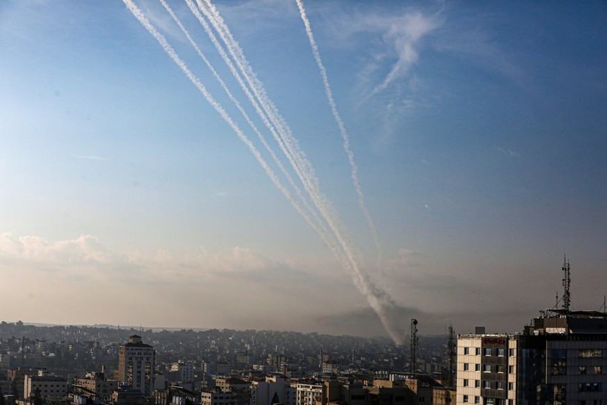 07.10.2023, Palästinensische Gebiete, Gaza-Stadt: Am Himmel sind Raketen zu sehen, die in Richtung Israel fliegen. Militante Palästinenser im Gazastreifen haben am frühen Samstag (07.10.2023) unerwart ...