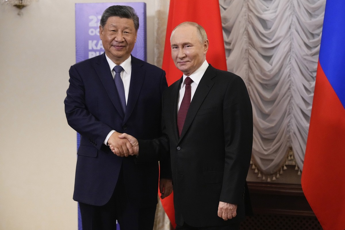 Russian President Vladimir Putin, right, and Chinese President Xi Jinping shake hands during their meeting on the sidelines of BRICS Summit at Kazan Kremlin in Kazan, Russia, Tuesday, Oct. 22, 2024. ( ...