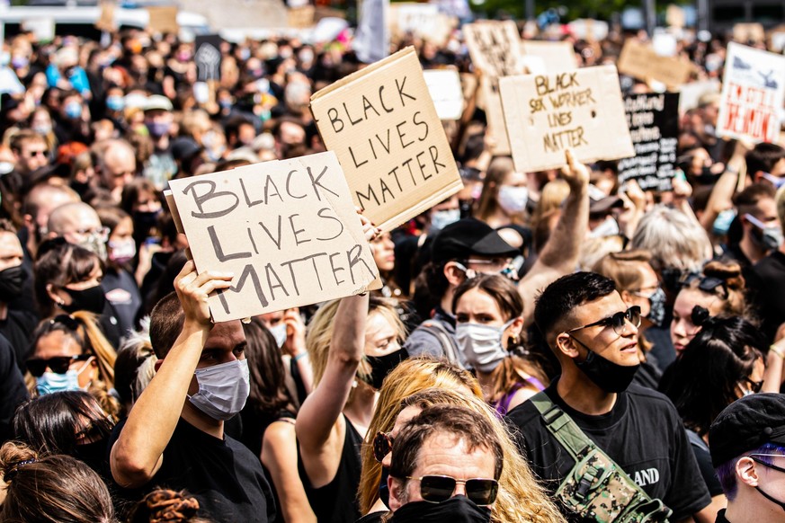 (200607) -- BERLIN, June 7, 2020 () -- People attend a demonstration at Alexanderplatz Square in Berlin, capital of Germany, June 6, 2020. Tens of thousands of people in Germany demonstrated on Saturd ...