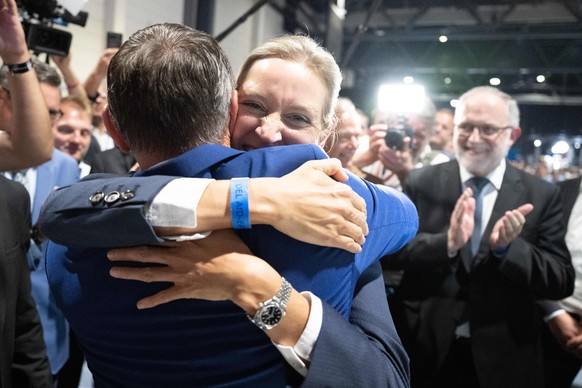 Tino Chrupalla (l), AfD-Bundesvorsitzender und Fraktionsvorsitzender der AfD, gratuliert auf dem Bundesparteitag der AfD Alice Weidel nach deren Wahl zur zweiten, gleichberechtigten Bundessprecherin.  ...