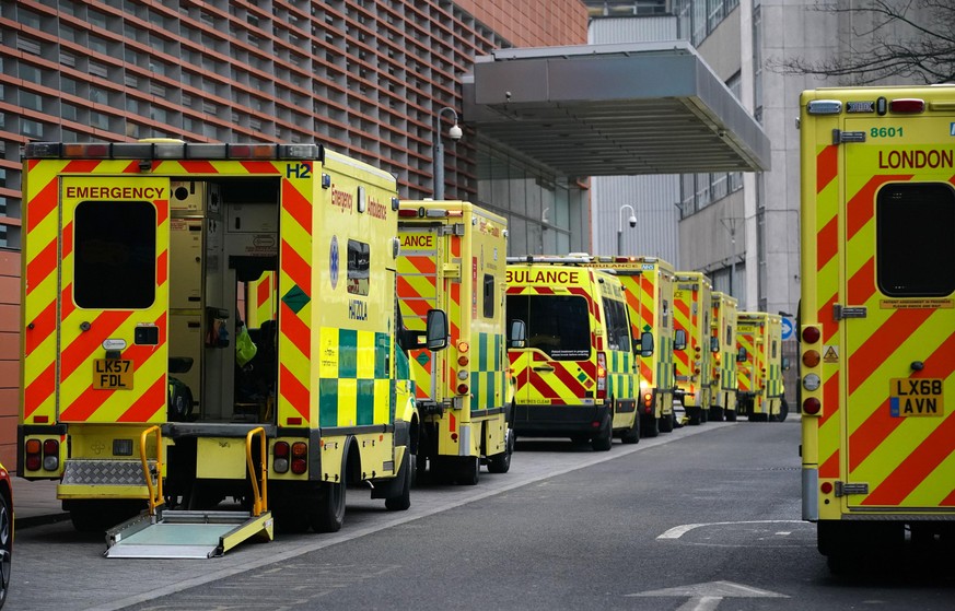Krankenwagen parken in der Straße des Royal London Hospital in London.