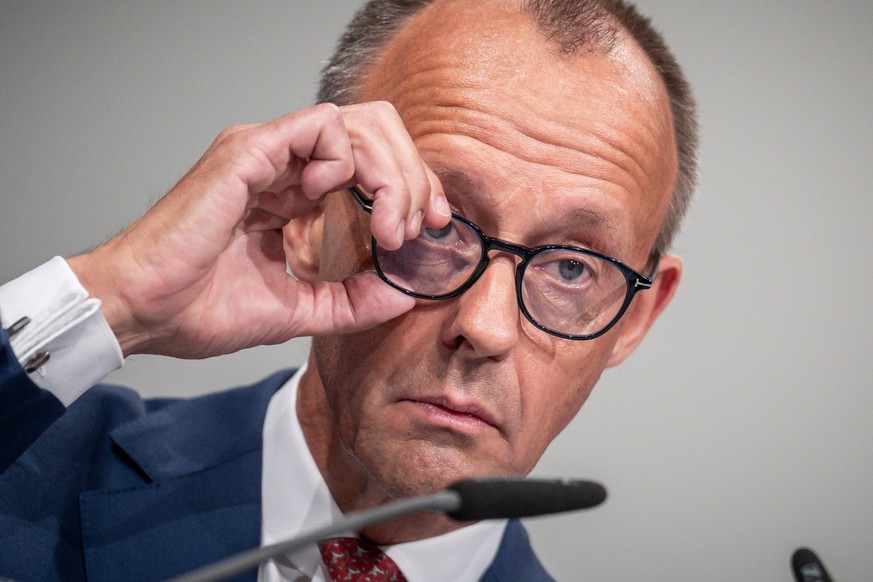 ARCHIV - 09.09.2022, Niedersachsen, Hannover: Friedrich Merz, CDU Bundesvorsitzender, rückt sich beim CDU Bundesparteitag die Brille zurecht. Der CDU-Chef hat einen «Sozialtourismus» von ukrainischen  ...