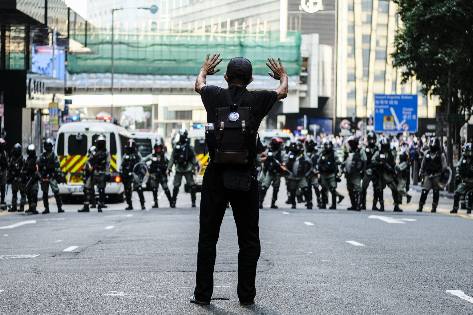 Angeblich ist die Polizei mit Pfeil und Bogen beschossen worden.