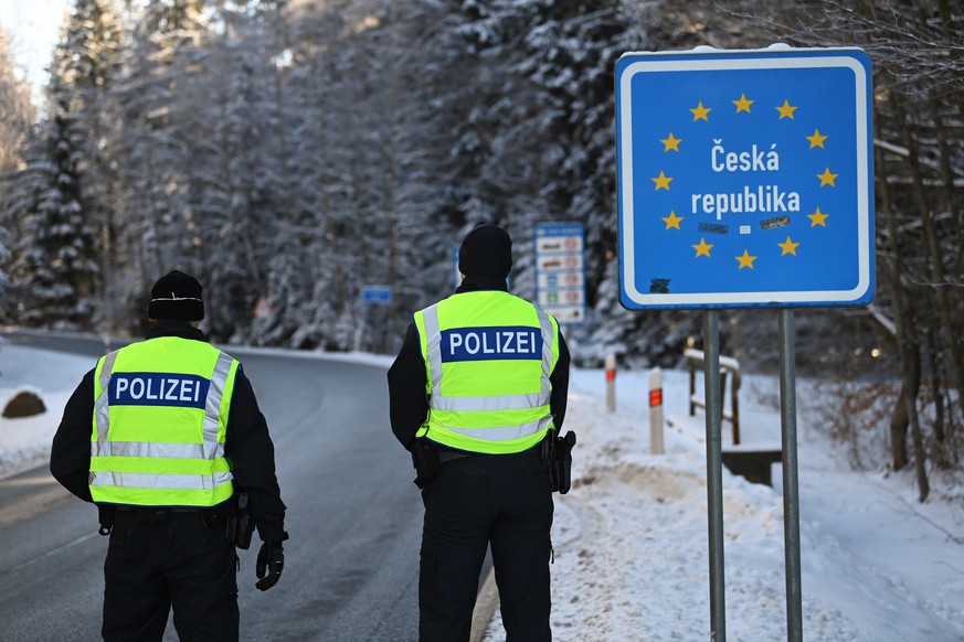 Beamte der Polizei kontrollieren seit Sonntag an der Grenze zu Tschechien.