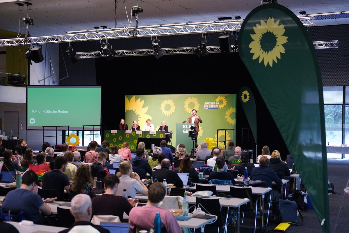 17.05.2025, Sachsen, Neukieritzsch: Blick in die Parkarena während der Rede von Felix Banaszak, Co-Bundesvorsitzender von Bündnis 90/Die Grünen, zur Landesversammlung der sächsischen Bündnisgrünen. Do ...