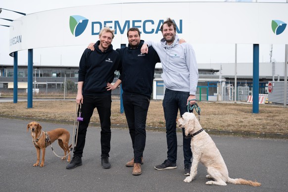 Constantin von der Groeben (l-r), Cornelius Maurer und Adrian Fischer, Geschäftsführer des Pharmaunternehmens Demecan, stehen zusammen mit den Hunden Desi (l) und Dora vor dem Firmengelände. Die 2017  ...