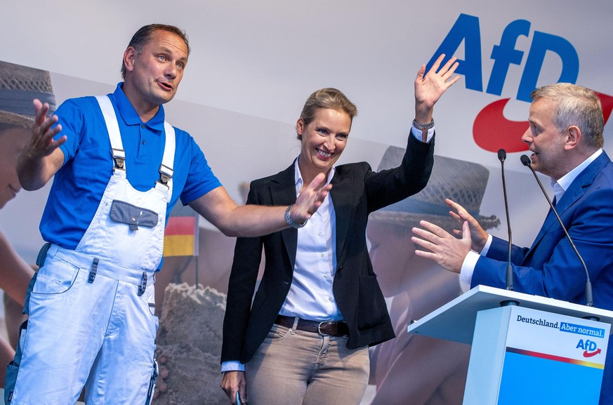 Alice Weidel und Tino Chrupalla (l), die AfD-Spitzenkandidaten für die Bundestagswahl, und Leif-Erik Holm (r), Bundestagsabgeordneter und Spitzenkandidat in Mecklenburg-Vorpommern, stehen zum Auftakt  ...