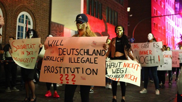 Demonstration der Initiative Demonstration Sexy Aufstand Reeperbahn auf der Hamburger Reeperbahn, Ecke Davidstraße/Ecke Herbertstraße, für die Wiedereröffnung der Bordelle und sofortige Legalisierung  ...