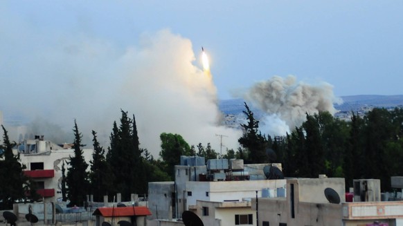 Eine Rakete, abgeschossen von der syrischen Armee, fliegt in Richtung der von Rebellen kontrollierten Gebiete in Daraa.