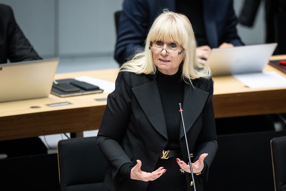 ARCHIV - 07.03.2024, Berlin: Iris Spranger (SPD), Berliner Senatorin f�r Inneres und Sport, spricht im Abgeordnetenhaus. (zu dpa: �Innensenatorin begr��t Verbot von �Compact� ausdr�cklich�) Foto: Hann ...