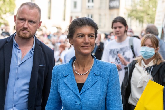 Wahlveranstaltung der Linken mit Sahra Wagenknecht. Sahra Wagenknecht nach ihrer Ankunft auf dem Weg zum Podium, um ihre Rede bei der Wahlkampfveranstaltung der Partei Die Linke in Bonn auf dem M�nste ...