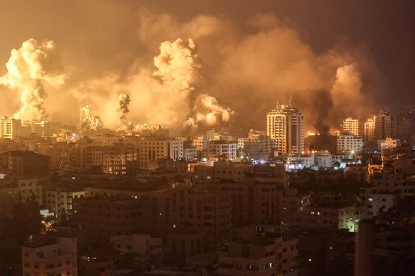 09.10.2023, Pal�stinensische Gebiete, Gaza-Stadt: Flammen und Rauch steigen w�hrend israelischer Angriffe auf. Israel hat in der Nacht den Gazastreifen bombardiert, w�hrend die K�mpfe mit der islamist ...