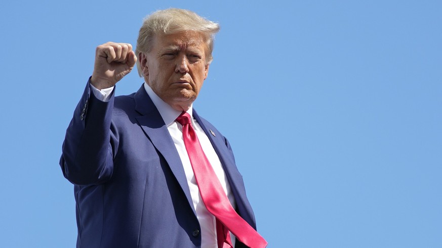 13.06.2023, USA, Miami: Donald Trump, ehemaliger Präsident der USA, gestikuliert, bevor er sein Privatflugzeug am Miami International Airport besteigt. Foto: Alex Brandon/AP +++ dpa-Bildfunk +++