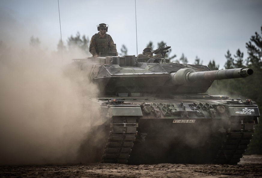 ARCHIV - 07.06.2022, Litauen, Pabrade: Ein Leopard-2-Panzer der Bundeswehr, der von der NATO Enhanced Forward Presence Battle Group (eFP-Bataillon) eingesetzt wird, f