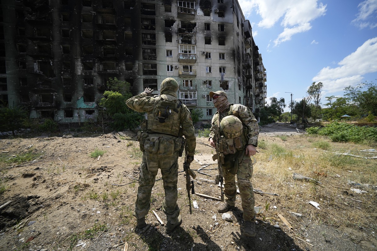 12.07.2022, Ukraine, Sewerodonetsk: Russische Soldaten unterhalten sich in der N