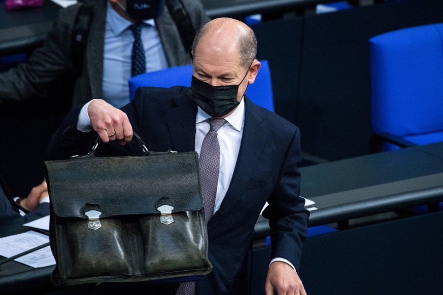 Finanzminister und Vizekanzler Olaf Scholz SPD mit Schutzmaske und Aktentasche am 09.12.2020 im Bundestag in Berlin. Foto: bildgehege Bundestag Generaldebatte Haushalt *** Minister of Finance and Vice ...