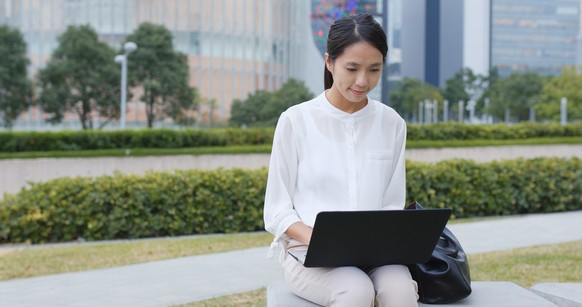 Young business woman work on laptop computer at outdoor model released, Symbolfoto, 26.09.2021, Copyright: xleungchopanx Panthermedia24131522