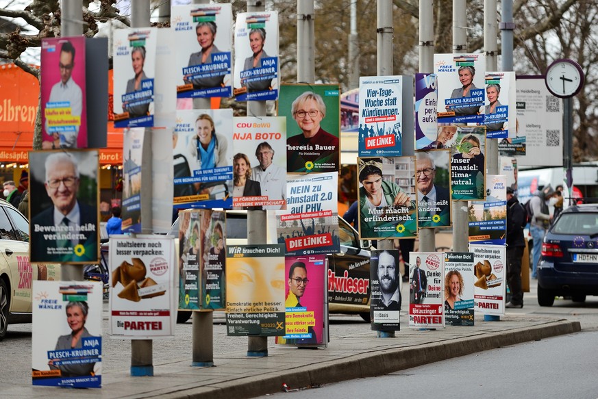 Landtagswahl Baden Württemberg 2021. Wie hir am Bismarckplatz in Heidelberg wurde von allen Parteien teils reichlich plakatiert. Am Samstag, dem letzten Wahlkampftag vor der Wahl zeigen viele Parteien ...