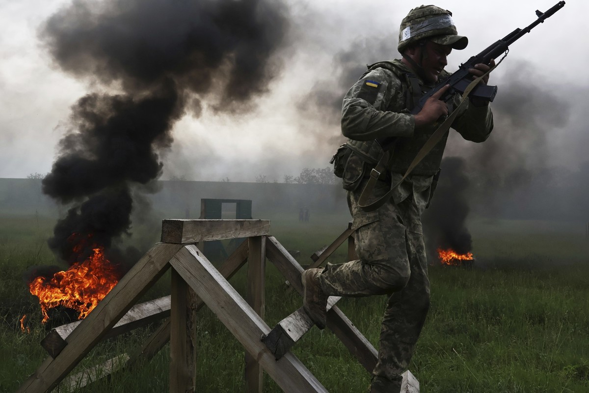 HANDOUT - 26.05.2025, Ukraine, Saporischschja: Auf diesem vom Pressedienst der 65. Mechanisierten Brigade der Ukraine zur Verfügung gestellten Bild nehmen ukrainische Soldaten an einer militärischen A ...