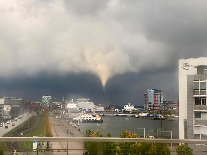 dpatopbilder - 29.09.2021, Schleswig-Holstein, Kiel: Ein Tornado ist am fr