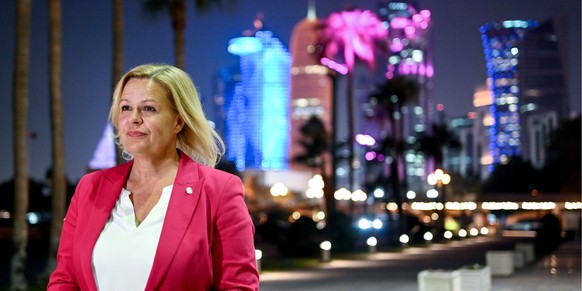 31.10.2022, Katar, Doha: Nancy Faeser (SPD), Bundesministerin des Innern, steht vor der Skyline in Doha. Faeser ist in ihrer Funktion als Sportministerin im Vorfeld der Fußball-Weltmeisterschaft in da ...