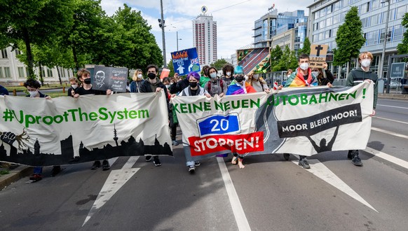 Teilnehmer einer Demonstration von BUND und Fridays for Future gegen den Bau der A20 in Niedersachsen und Schleswig-Holstein ziehen durch Leipzig. Vor dem Bundesverwaltungsgericht findet bis zum Proze ...