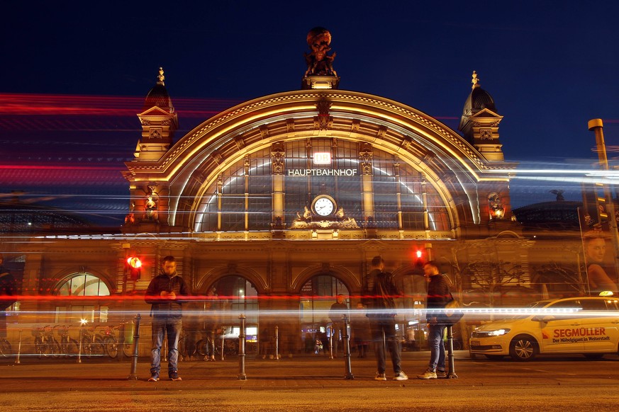 Leuchtspuren vorbeifahrender Autos mit renovierter Fassade des Hauptbahnhof s Frankfurt am Abend, Hessen, Deutschland *** Traces of passing cars with renovated facade of the central station s Frankfur ...