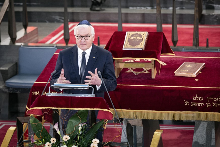 HANDOUT - 16.02.2021, Nordrhein-Westfalen, Köln: Bundespräsident Frank-Walter Steinmeier hält eine Ansprache beim Festakt zum Auftakt des Festjahres &quot;1700 Jahre jüdisches Leben in Deutschland&quo ...