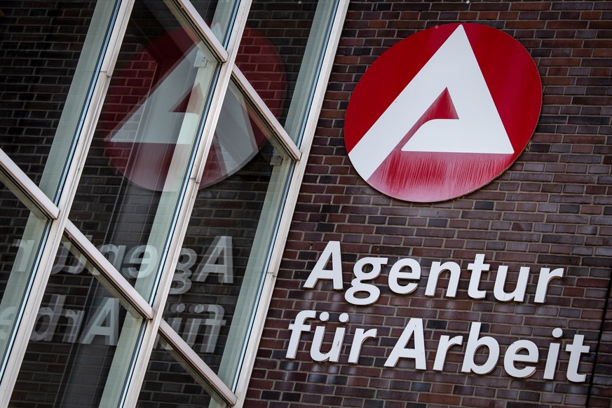 ARCHIV - 30.07.2020, Niedersachsen, Oldenburg: Ein Schild weist auf die Agentur f