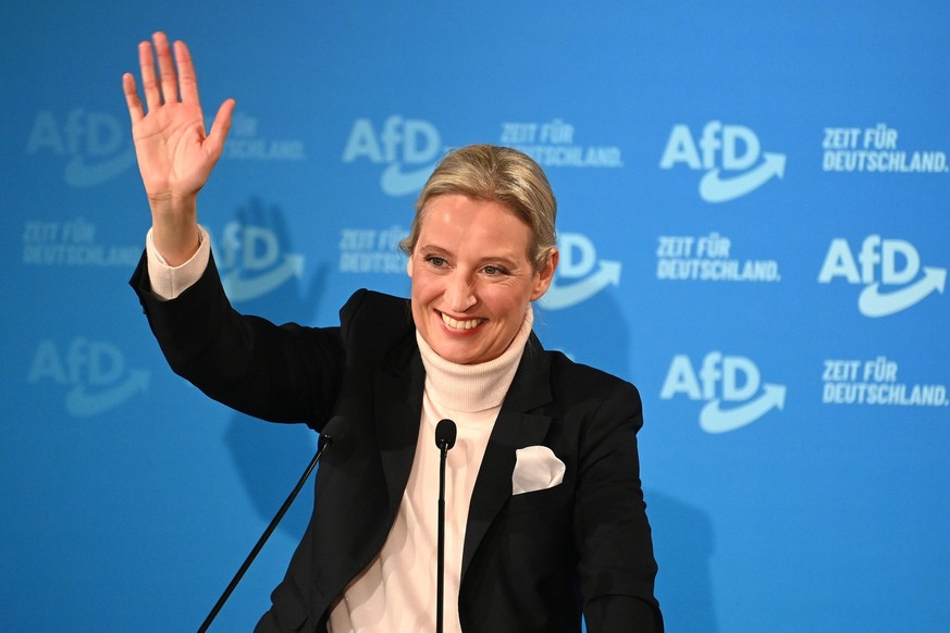 Alice Weidel Kanzlerkandidatin der AfD, winkt, Einzelbild,angeschnittenes Einzelmotiv,Halbfigur,halbe Figur, AfD Wahlkampf -Veranstaltung am 09.02.2025 in Heidenheim *** Alice Weidel candidate for cha ...