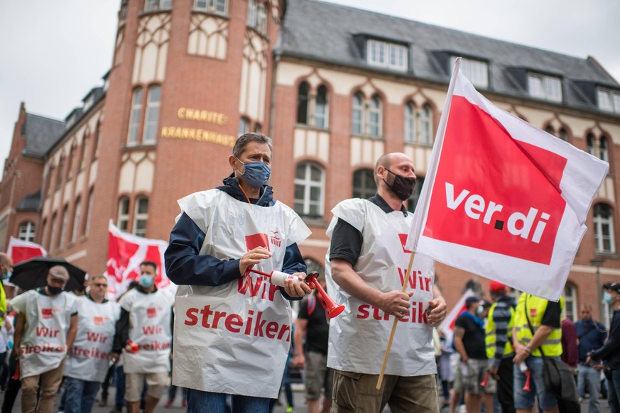 Berlin CFM Streikdemonstration Ver.di-Streikdemonstration am Mittwoch den 26. August 2020 in Berlin von Mitarbeitern des Uniklinikum Charite in Berlin. Die Mitarbeiter arbeiten in der aus der Charite  ...