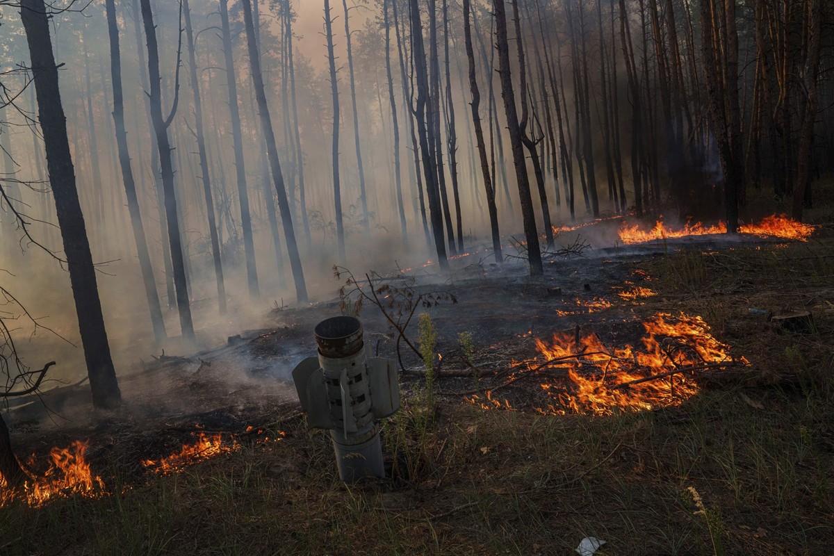 ARCHIV - 24.08.2024, Ukraine, Slowjansk: Ein MSLR-Raketenstab ist bei einem Waldbrand nach einem russischen Angriff in der Nähe von Slowjansk zu sehen. (zu dpa: «Ukraine-Krieg heizt Klimakrise an - 23 ...