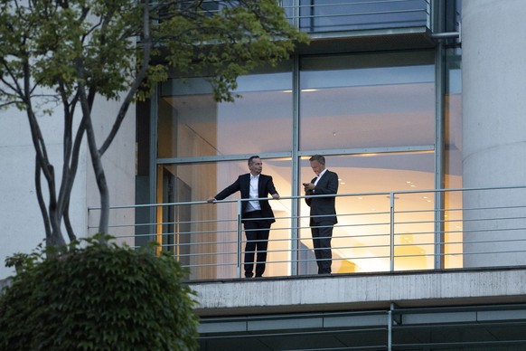 Volker Wissing und Christian Lindner auf dem Balkon des Kanzleramts während des Koalitionsuaschusses.
