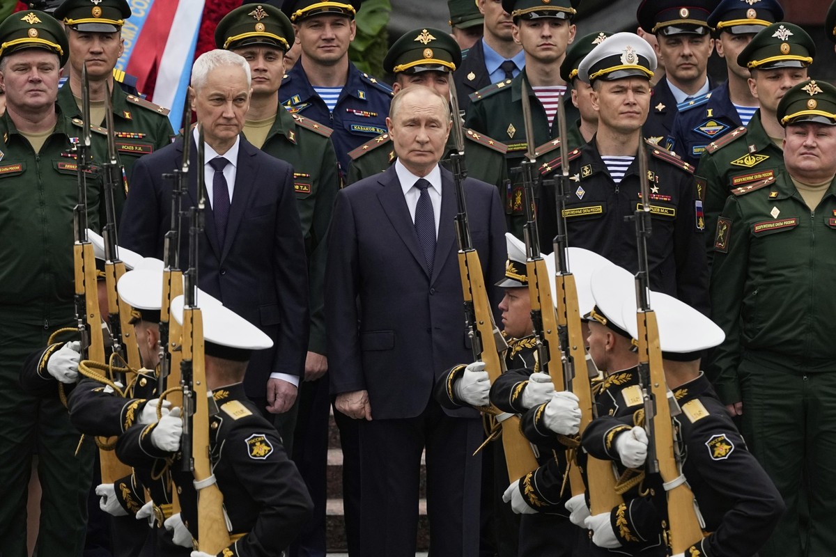 dpatopbilder - 22.06.2025, Russland, Moskau: Der russische Präsident Wladimir Putin (M) und der russische Verteidigungsministers Andrej Beloussow (Mitte, l) nehmen an einer Kranzniederlegung anlässlic ...