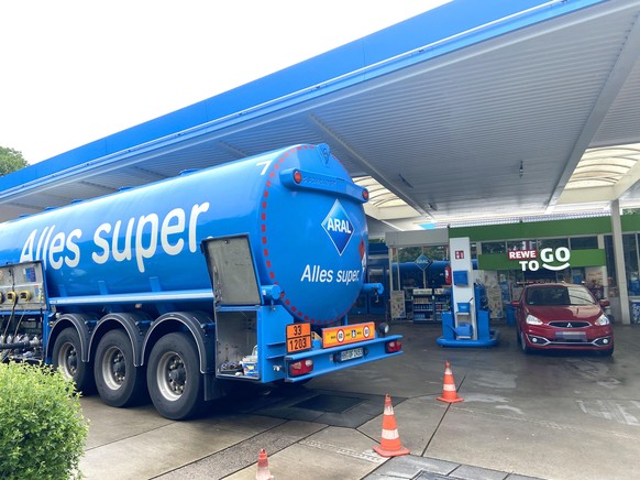 Tankrabatt - Benzinpreis - Spritpreise deutlich unter zwei Euro konnte man am frühen Morgen an vielen Tankstellen in Stormarn beobachten. ARAL Tankstelle Ahrensburg Manhagener Allee mit Tankwagen