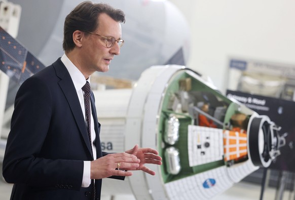 Ministerpräsident Wüst bei der ESA Hendrik Wst CDU, Ministerprsident von Nordrhein-Westfalen, spricht nach dem Besuch im Trainingszentrum fr Astronauten bei der European Space Agency ESA. Hendrik Wst  ...