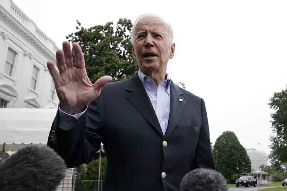 03.10.2022, USA, Washington: Joe Biden, Präsident der USA, spricht zu Journalisten, bevor er auf dem Südrasen des Weißen Hauses an Bord der Marine One geht, um einen kurzen Stopp auf der Andrews Air F ...