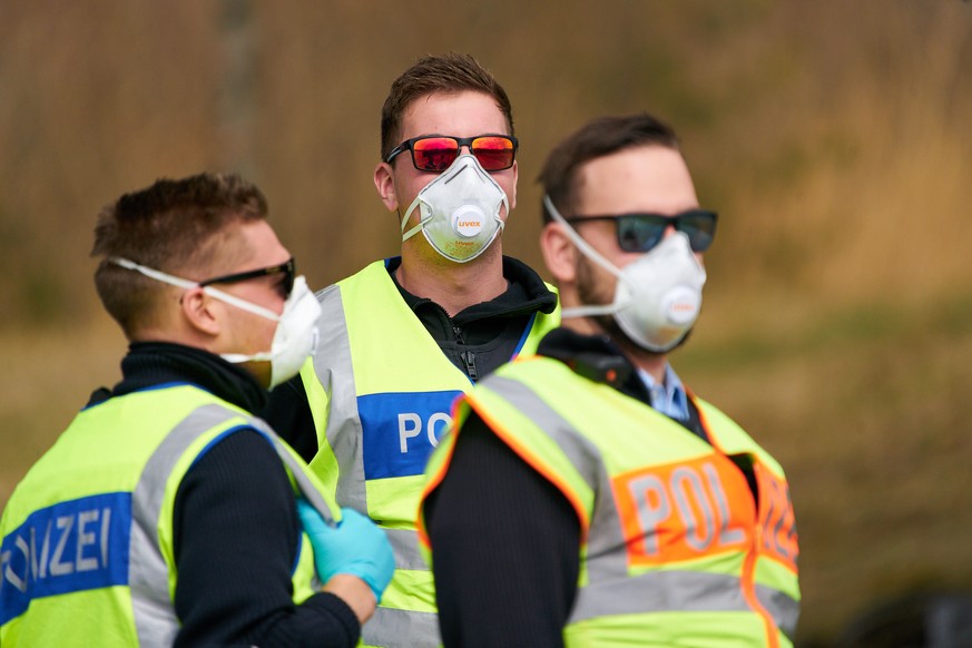 Die Polizei kontrolliert bereits in Freiburg und dem bayerischen Mitterteich, ob Menschen sich an die Ausgangssperren dort halten.