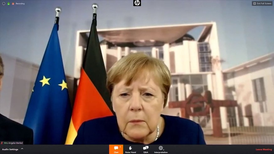 Auch Bundeskanzlerin Angela Merkel hat manchmal mit der Technik zu kämpfen. Links unten zu erkennen: Das Mikro der Kanzlerin war stummgeschaltet.
